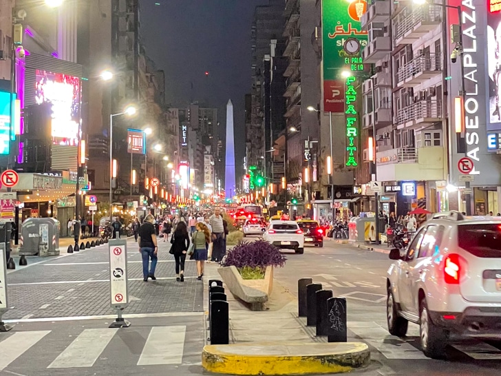 imagen de la avenida corrientes durante el otoño por la noche