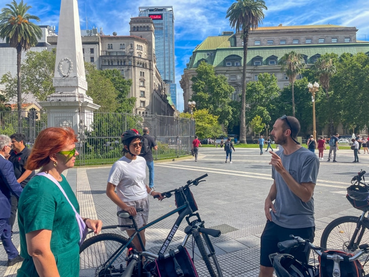 Un anfitrión de una excursión en bicicleta compartiendo sus conocimientos sobre el cambio de divisas en Argentina.