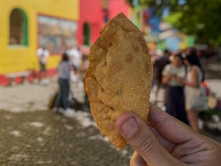 empanada en zona de caminito durante un recorrido en bicicleta con biker street