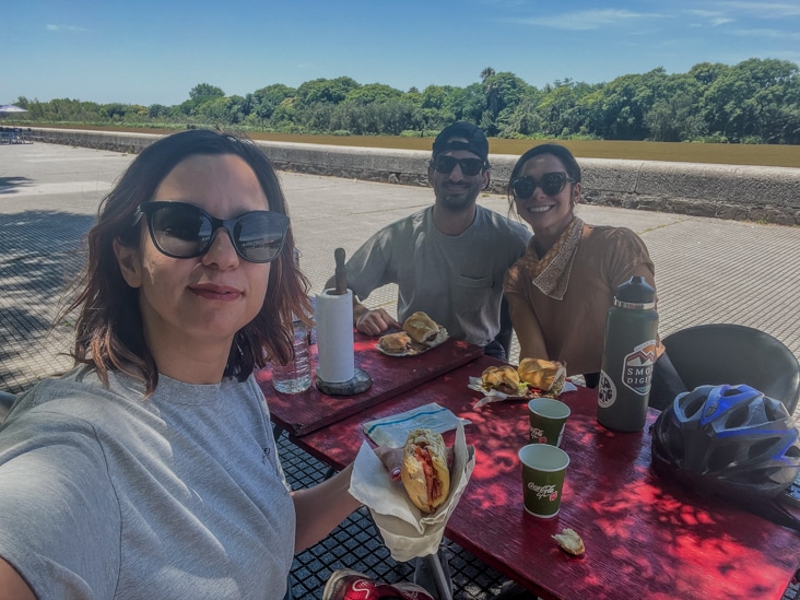 almorzando en un tour privado en bicicleta por buenos aires