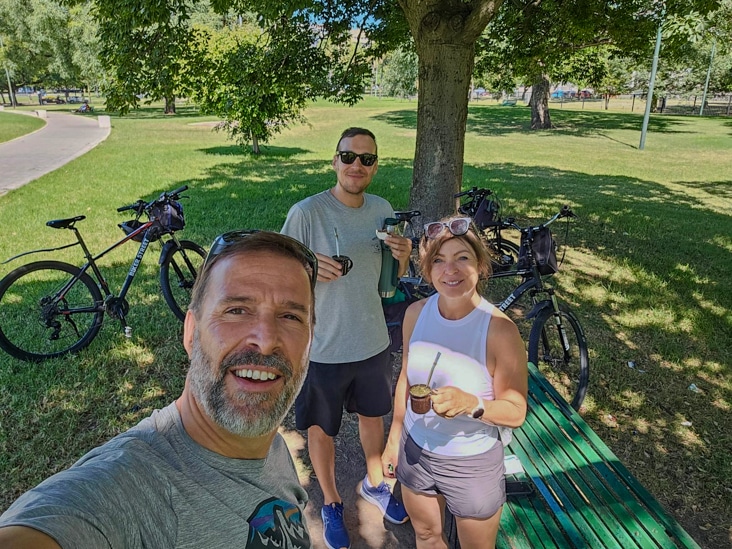 compagnon de boisson lors d'un tour privé à vélo en ville