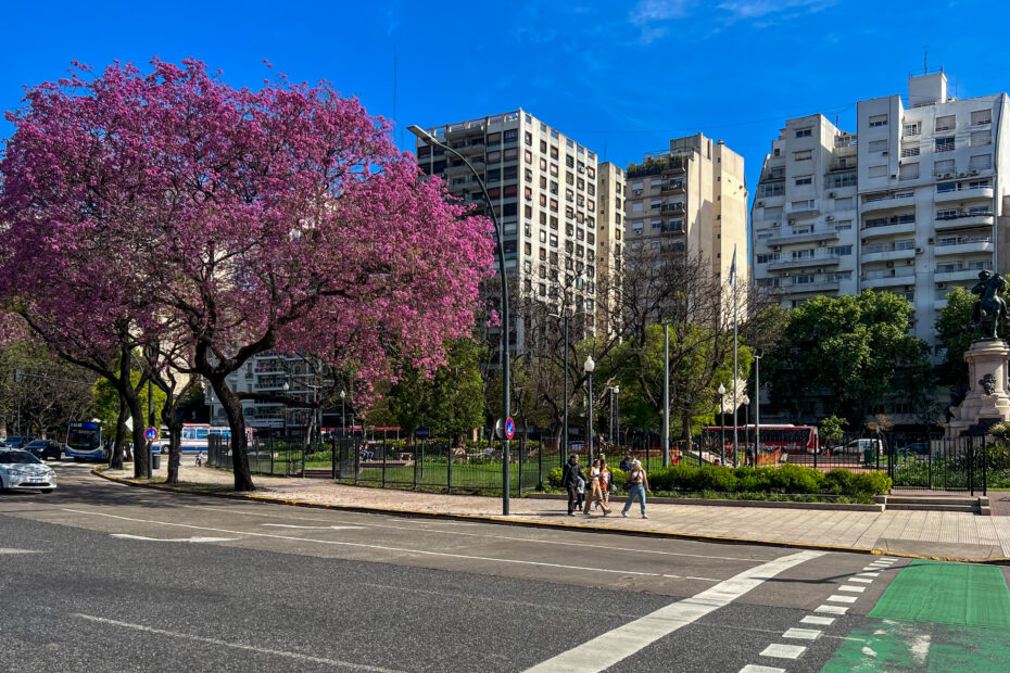 Plaza Italia es un centro de transporte para llegar a la zona de Palermo.