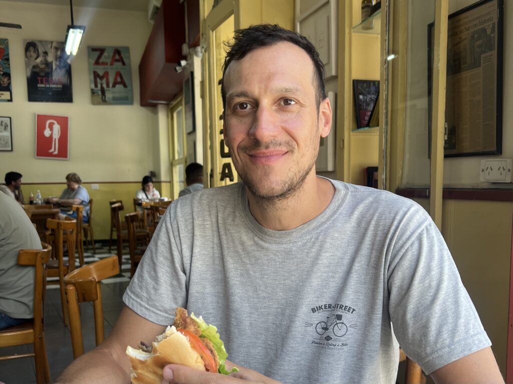 julian having lunch before to do a city tour like a host from biker street