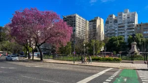 Plaza Italia es un centro de transporte para llegar a la zona de Palermo.