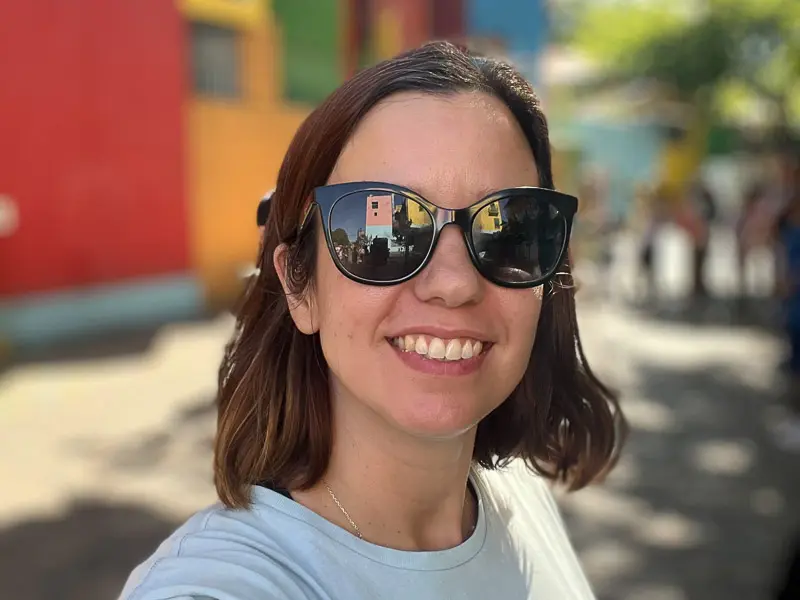 Gilda en Caminito en una parada del turismo en bici