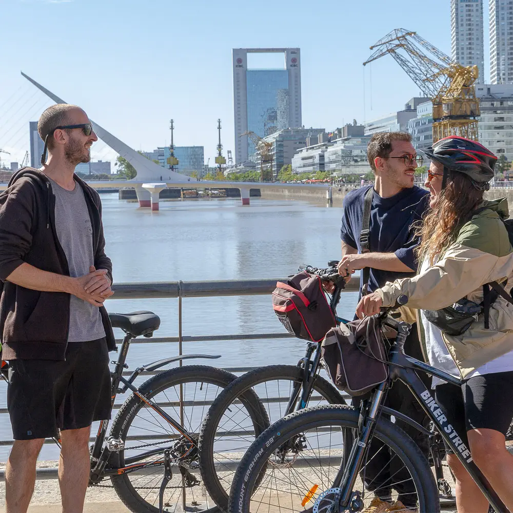 EL guía de Biker Street, Carlos, presentando Puerto Madero a un grupo de turistas en un recorrido privado en bicicleta.
