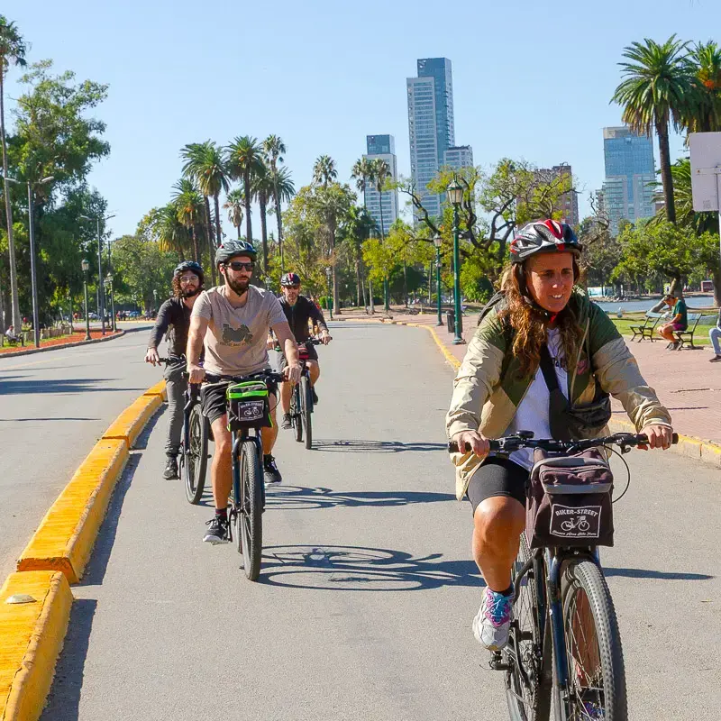 Turistas en bicicleta por el área de los Bosques de Palermo en un recorrido privado en bicicleta de Biker Street