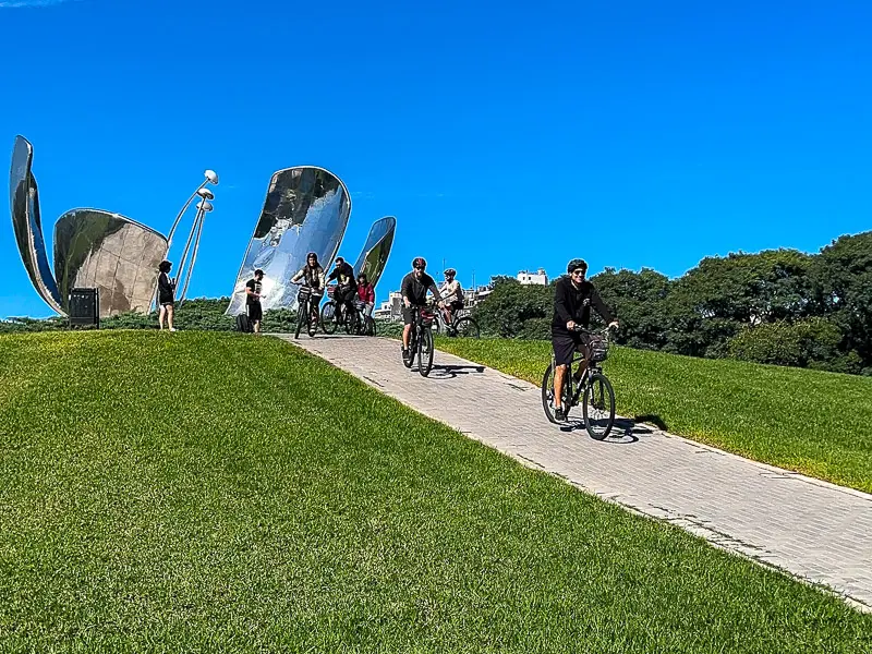 paseando en bicicleta por la floralis generica en un city tour