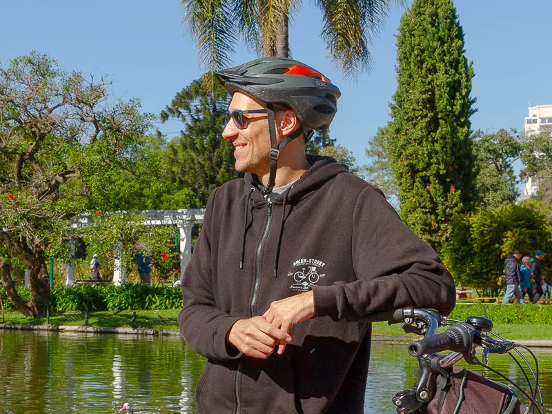 Julián en Bosque Palermo en un recorrido guiado en bicicleta