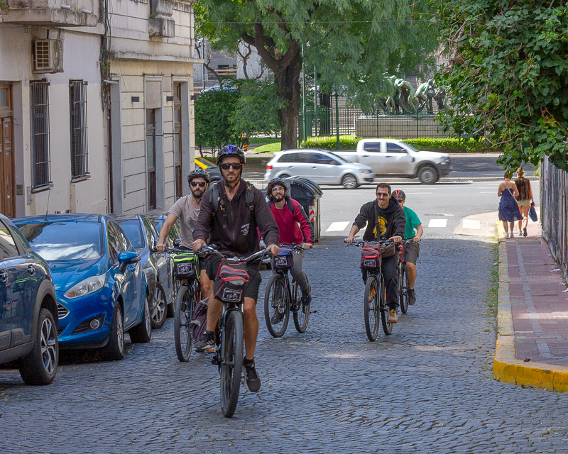 Un anfitrión local en un tour en bicicleta en montserrat en buenos aires
