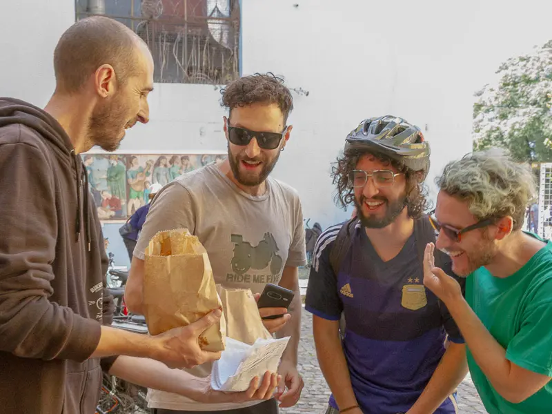 Degustando la mejor comida en un tour privado en bicicleta