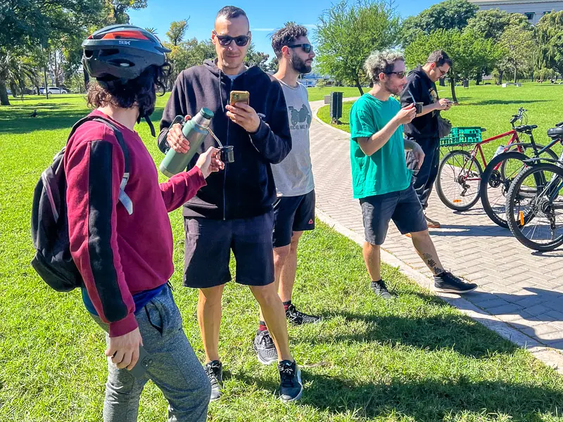 enseñando a turistas como se prepara un mate argentino