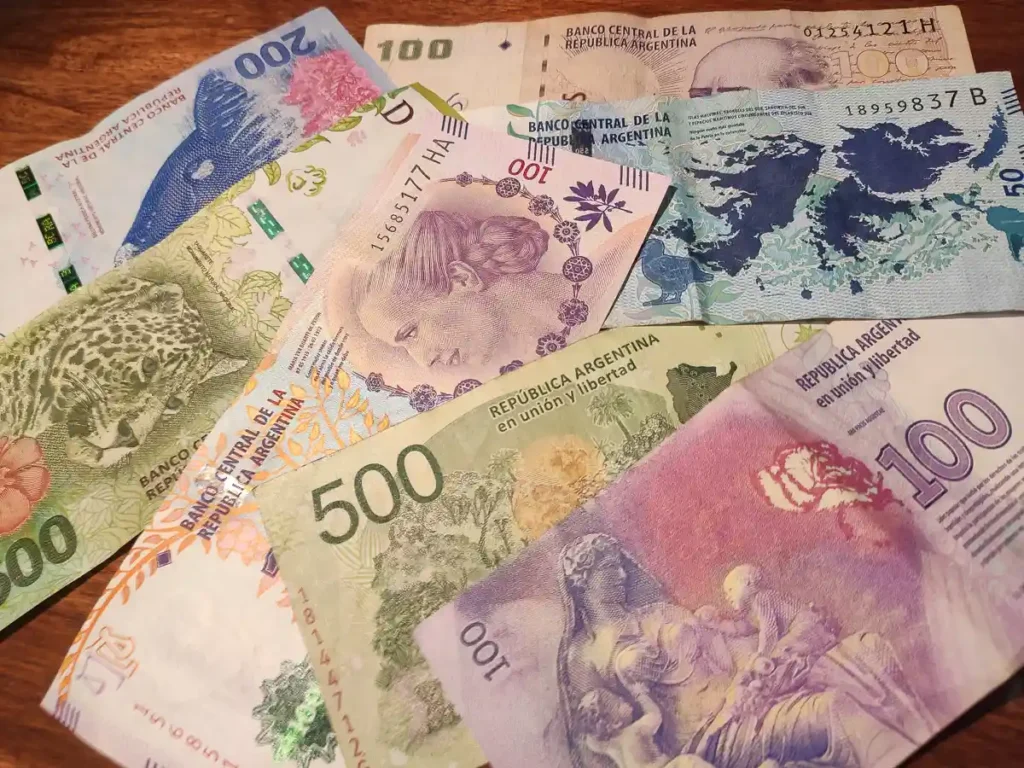 Diferentes valores de billetes argentinos