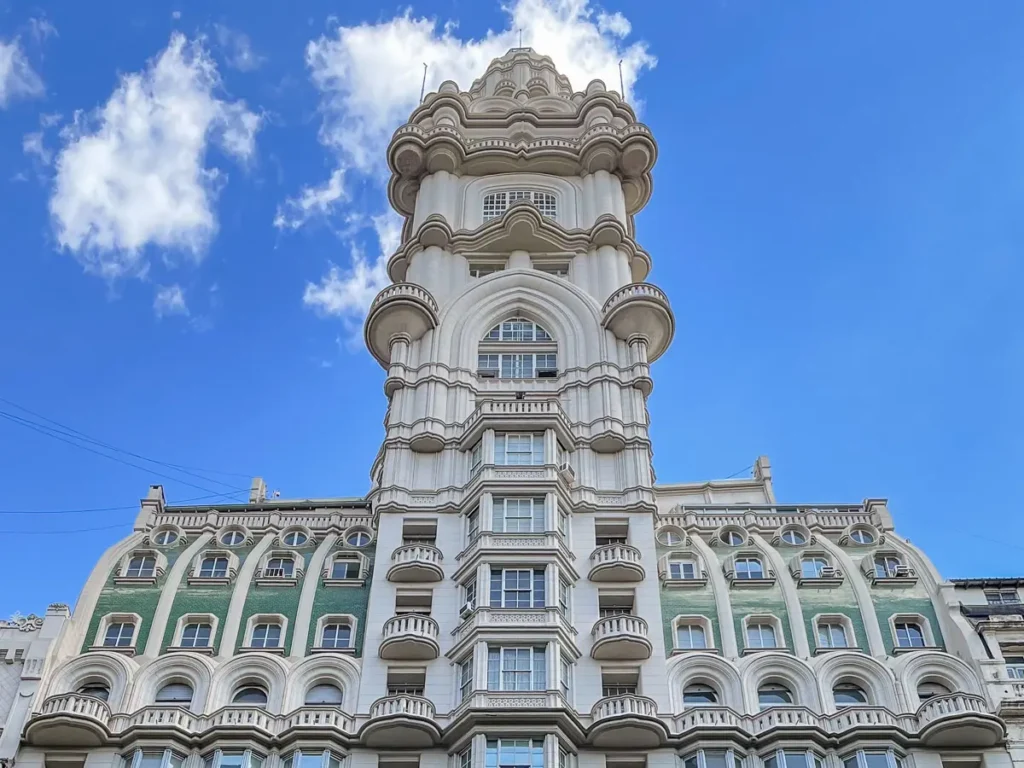 Caminar por la Avenida de Mayo y ver el Palacio Barolo durante una escala en Buenos Aires.