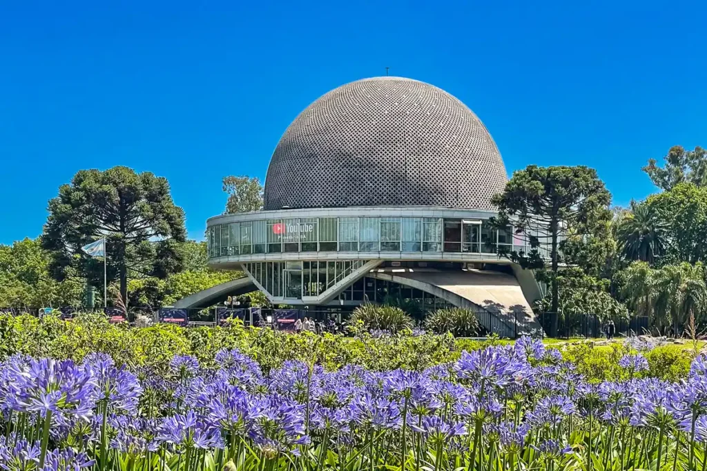 Visitar el Planetario en los Bosques de Palermo durante una escala en Buenos Aires.