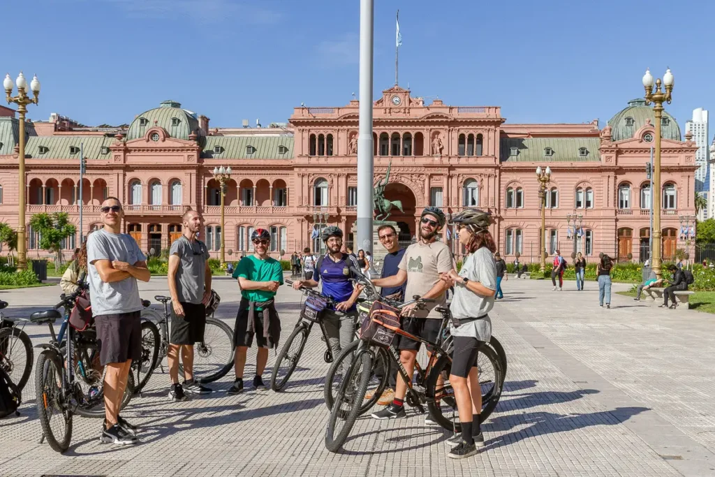 Hacer un tour en bicicleta por la Plaza de Mayo durante una escala en Buenos Aires.