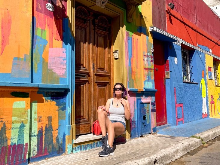 Una hermosa chica posando en la zona de palermo soho.